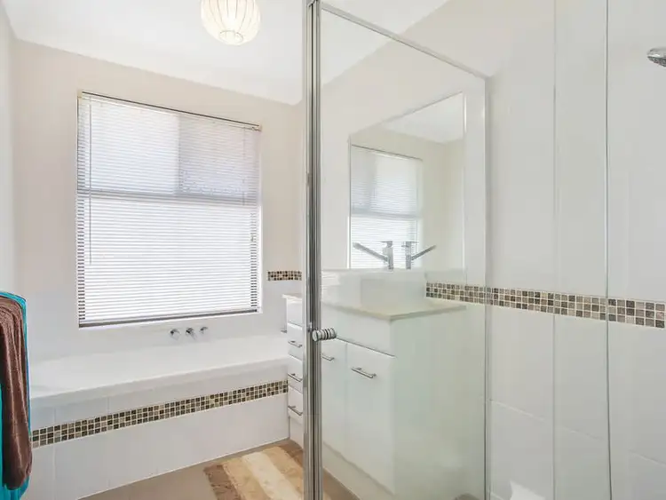 Sixth view of Homely house listing, 4 Sue Court, Highland Park QLD 4211