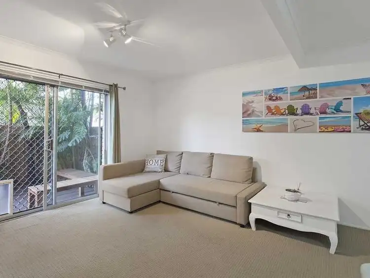 1/4 Sunshine Court, Labrador QLD 4215