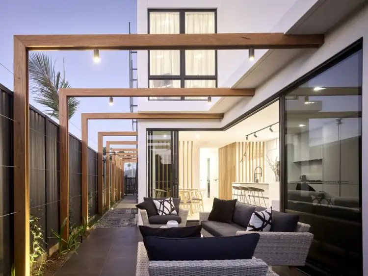 2/48 Albion Avenue, Miami QLD 4220