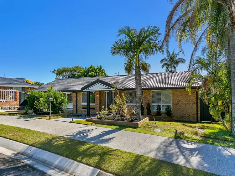 6 Hampshire Close, Highland Park QLD 4211