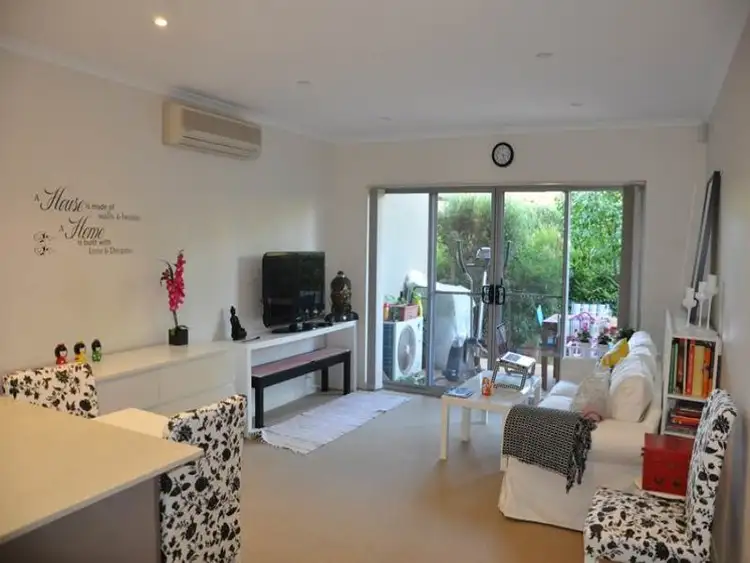 6/10 Coolac Place
