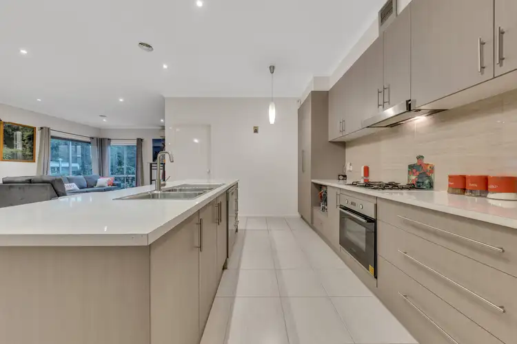 9 Lakewood Blvd, Melton VIC 3337