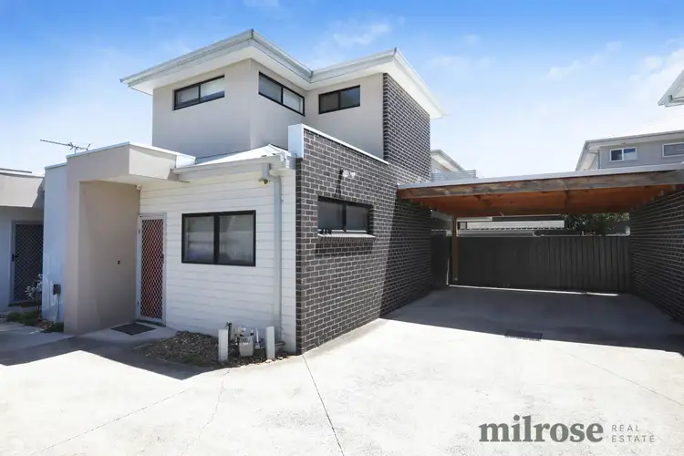 11c Deakin Street