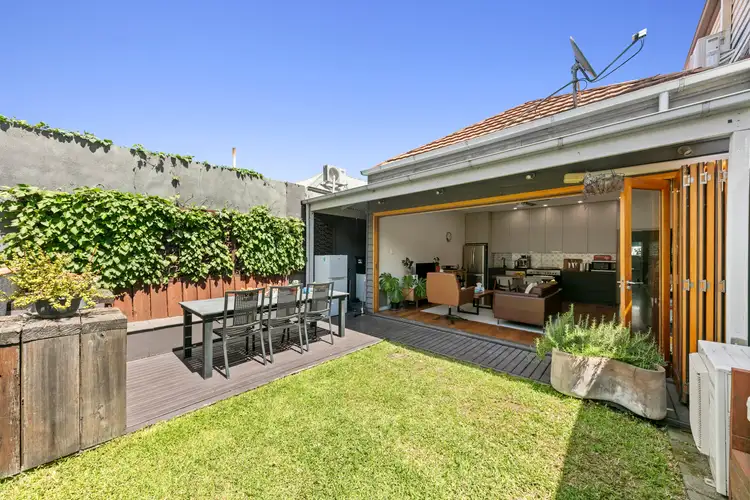 16 Lithgow Street