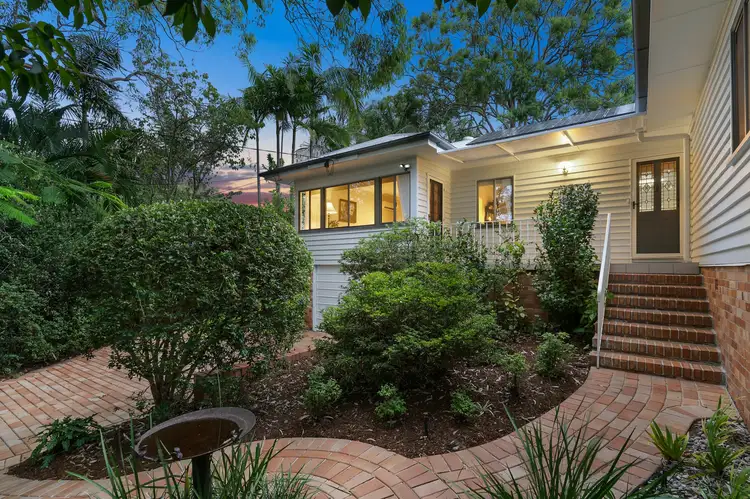 176 Ninth Avenue, St Lucia QLD 4067