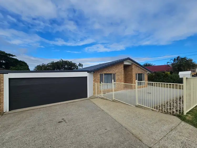 27 Queens Court Road