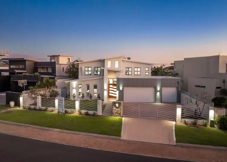 10 Regents Court, Sovereign Islands QLD 4216
