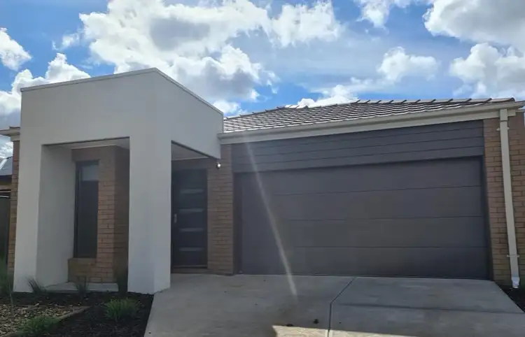 14 Stacey Parade, Mount Cottrell VIC 3024