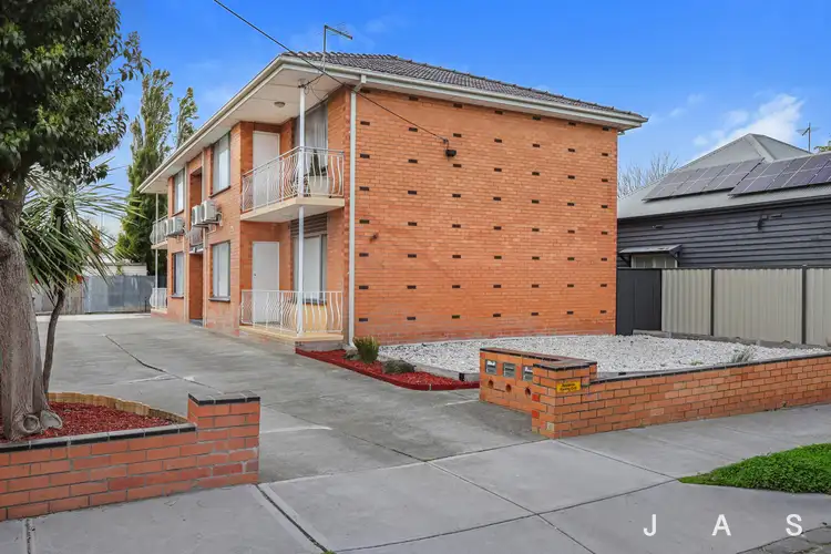2/16 Sydenham Street, Seddon VIC 3011