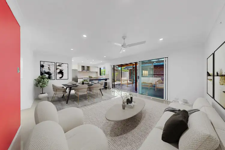 2/4 Kenny Dr, Labrador QLD 4215