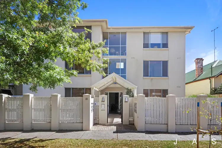 2/18 Tongue Street, Yarraville VIC 3013