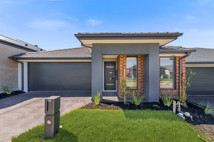 13 Pebble Road, Pakenham VIC 3810