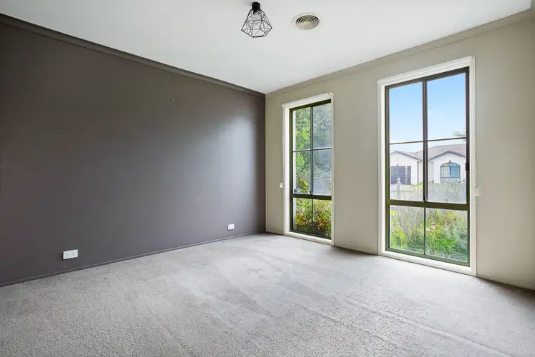 33 Kingfisher Drive, Seabrook VIC 3028