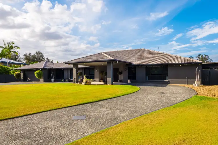 52 Riverdowns Crescent