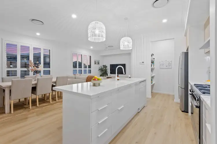 27 Radiance Crescent, Thornlands QLD 4164