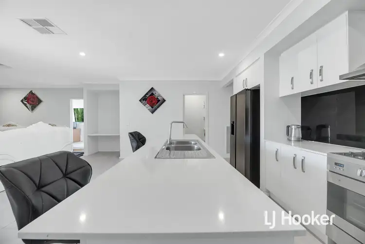 25 Lina Way, Melton South VIC 3338