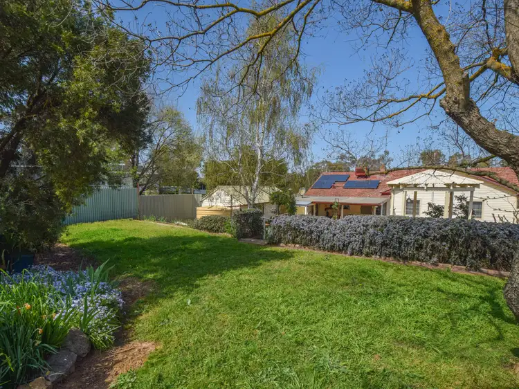 33 Whiteman Ave, Young NSW 2594