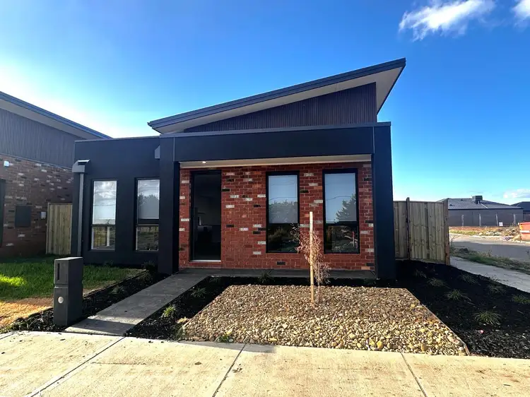 6 Winx Lane, Cranbourne East VIC 3977