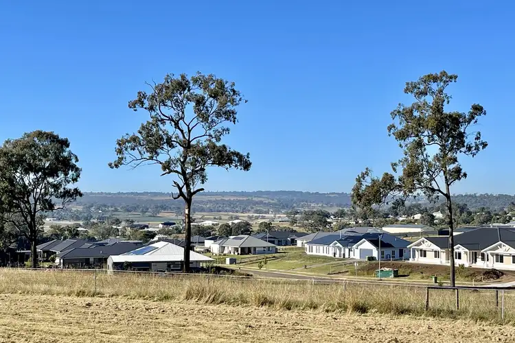3 Seniah Court, Meringandan West QLD 4352