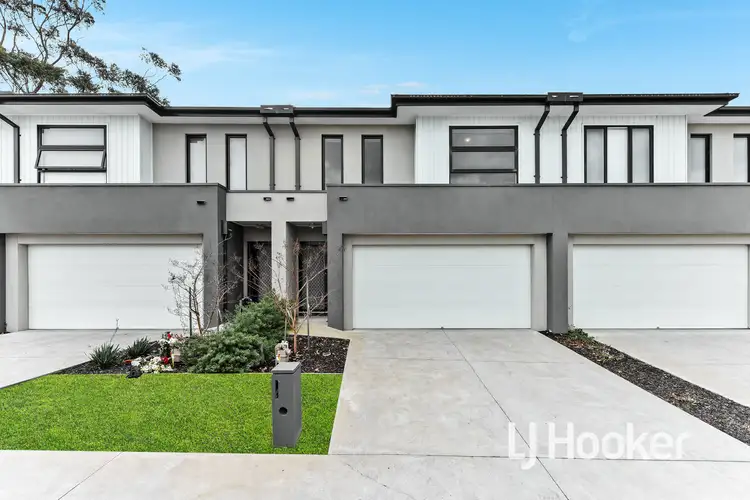Main view of Homely townhouse listing, 5 Expedition Circuit, Pakenham VIC 3810
