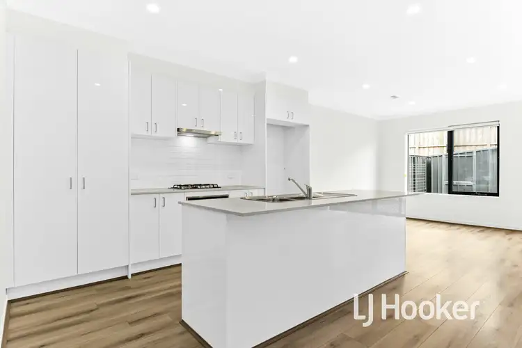 Fourth view of Homely townhouse listing, 5 Expedition Circuit, Pakenham VIC 3810