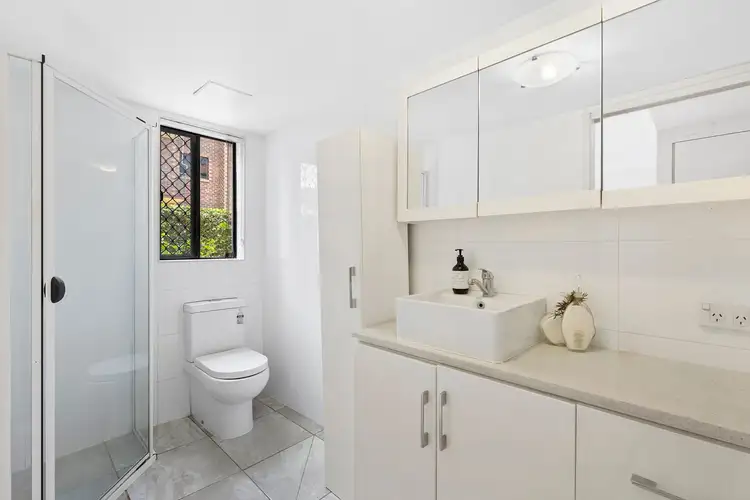 Sixth view of Homely unit listing, 4/33 Lenneberg Street, Southport QLD 4215