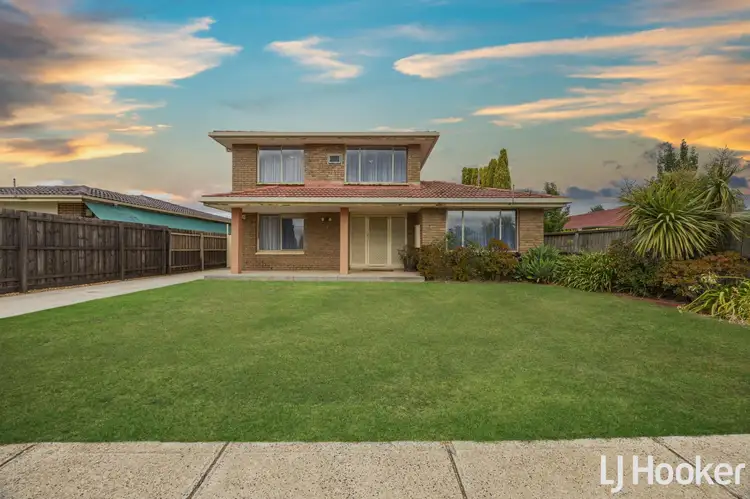 8 Thomas Avenue, Melton South VIC 3338