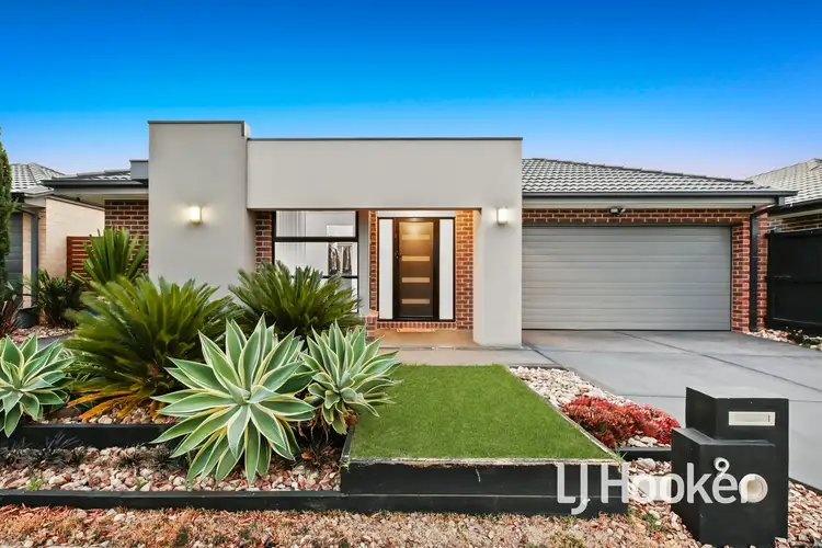 9 Carlyle Crescent, Clyde North VIC 3978