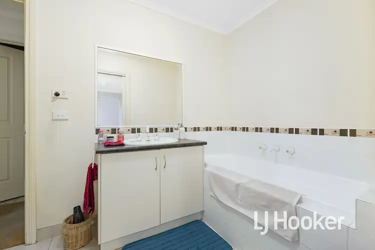 Sixth view of Homely unit listing, 8/11 Renlik Court, Pakenham VIC 3810