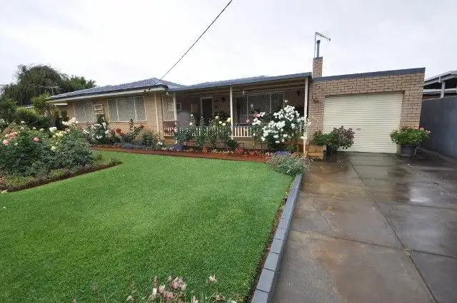 215 Knutsford Av, Kewdale WA 6105
