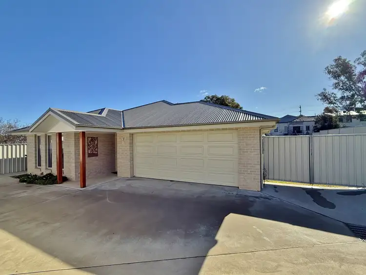 2/33 William Street, Young NSW 2594