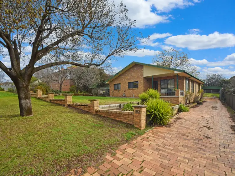 33 Cowper Street, Young NSW 2594