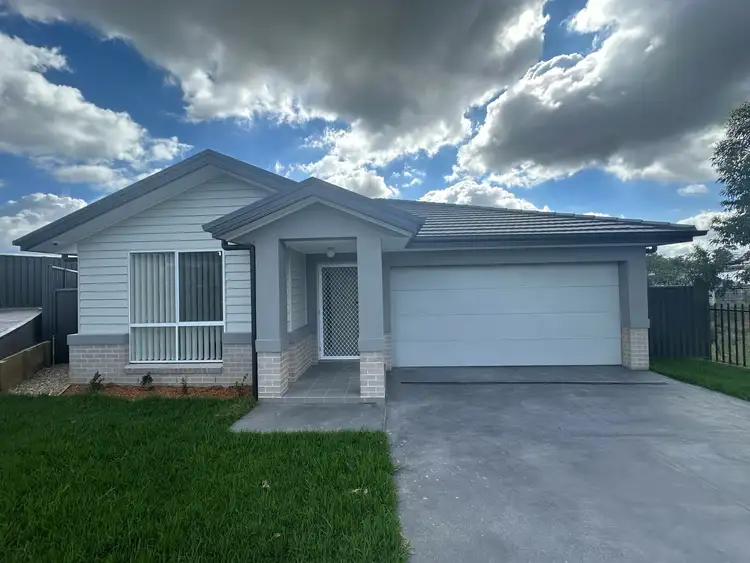 8 Agnes Place, Thirlmere NSW 2572