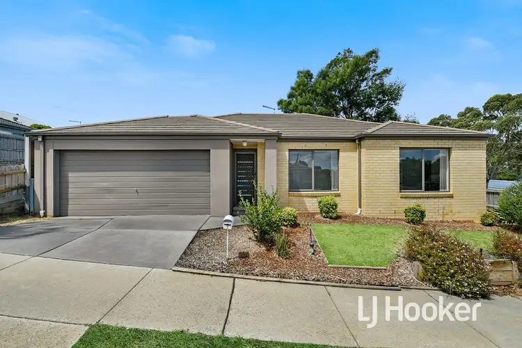 2 McClenaghan Place, Pakenham VIC 3810