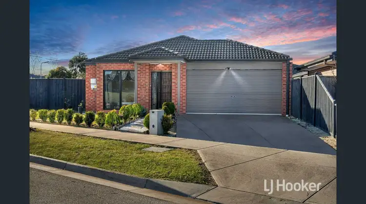 33 Mariposa Grove, Cranbourne VIC 3977