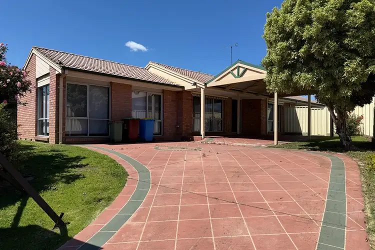 8 Frances Crescent, Cranbourne North VIC 3977