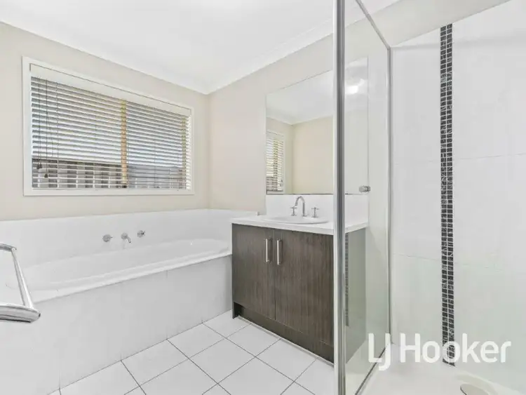 Fifth view of Homely house listing, 19 Shetland Court, Pakenham VIC 3810