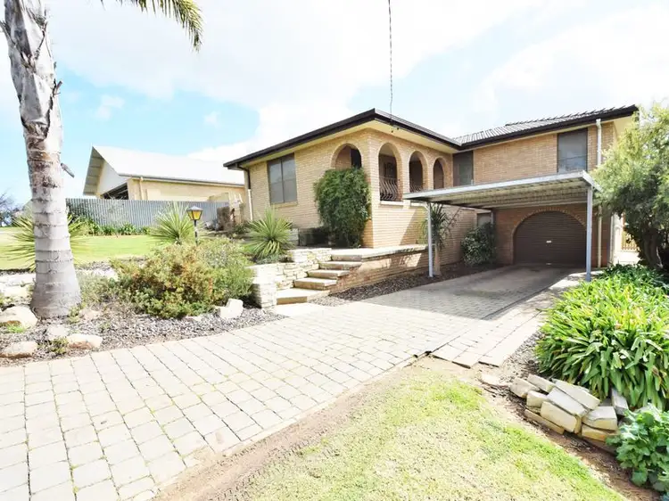 11 Earl, Young NSW 2594
