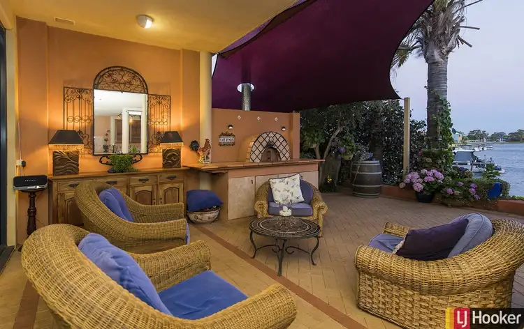 8 Rialto Place, Halls Head WA 6210