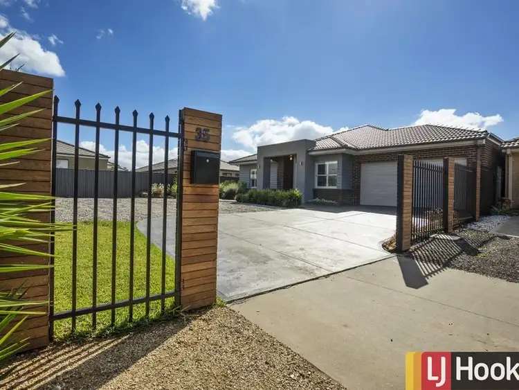 35 Finsbury Crescent, Manor Lakes VIC 3024