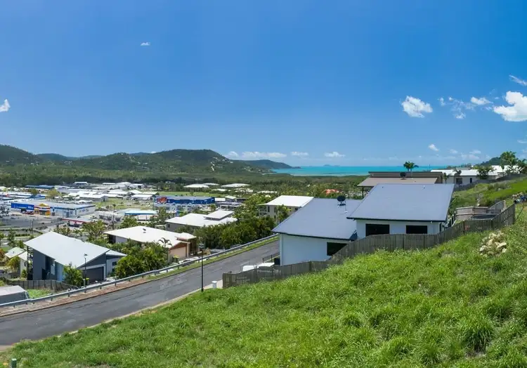 17 Whitehaven Crescent, Cannonvale QLD 4802