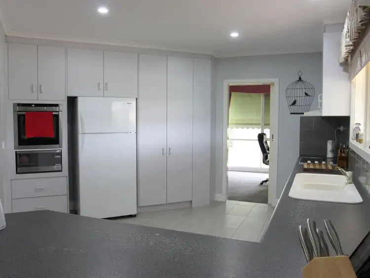 Fifth view of Homely house listing, 6 Jones Close, Alexandra VIC 3714