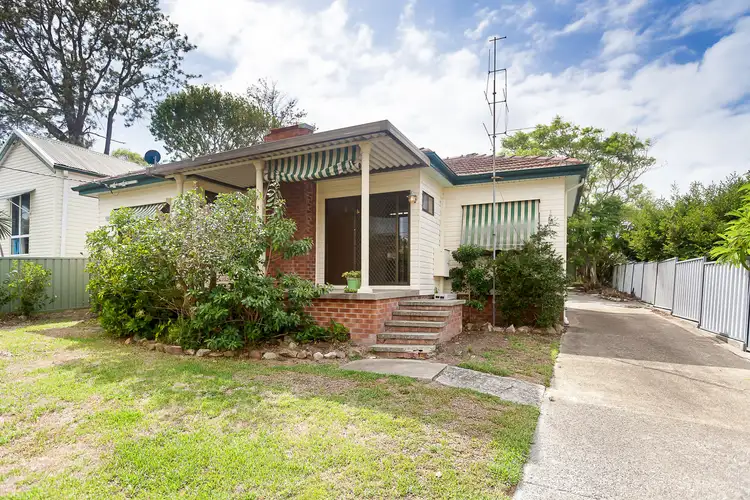 6 Lake Road, Fennell Bay NSW 2283