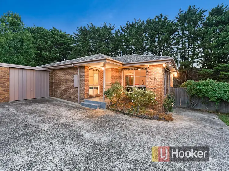 2/74 Collins Crescent, Berwick VIC 3806