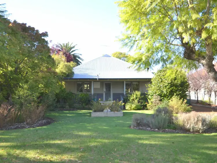 25 Hackett Road, Harvey WA 6220