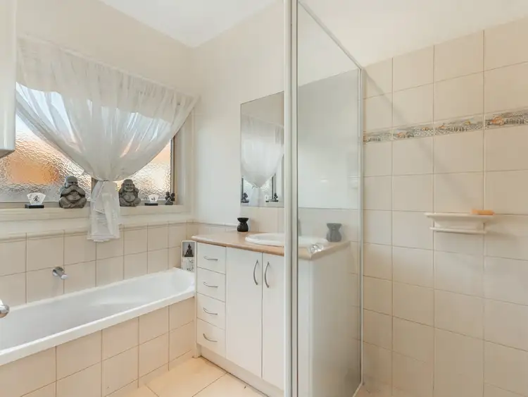 Fifth view of Homely house listing, 18 St Andrews Close, Hidden Valley VIC 3756