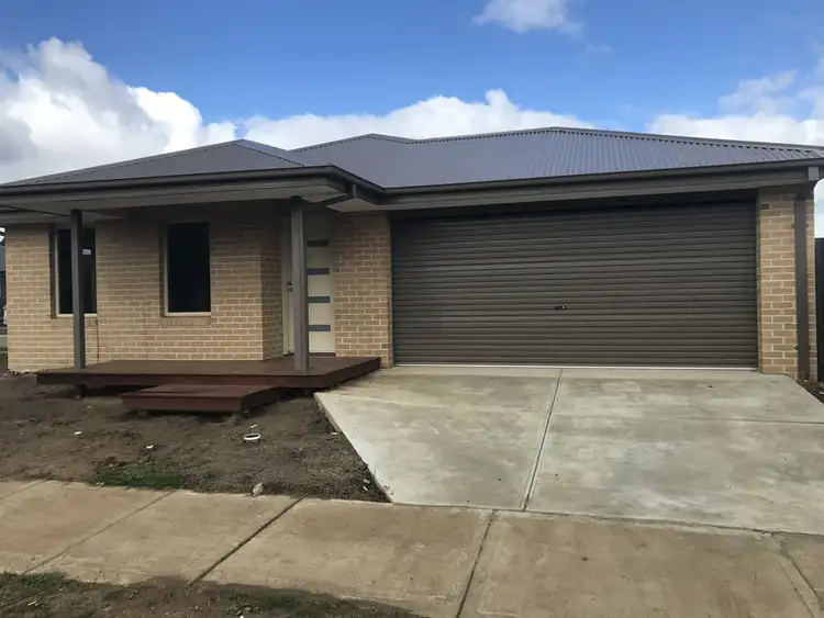 16 Wispering Circuit, Kilmore VIC 3764