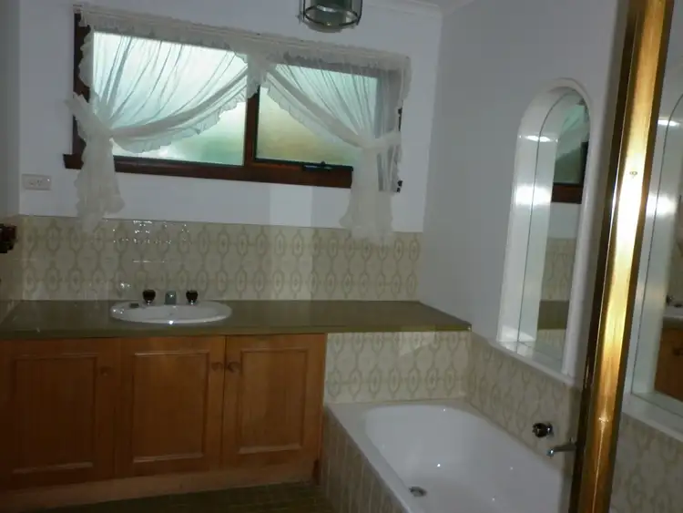 Seventh view of Homely house listing, 4 Allen Court, Bairnsdale VIC 3875