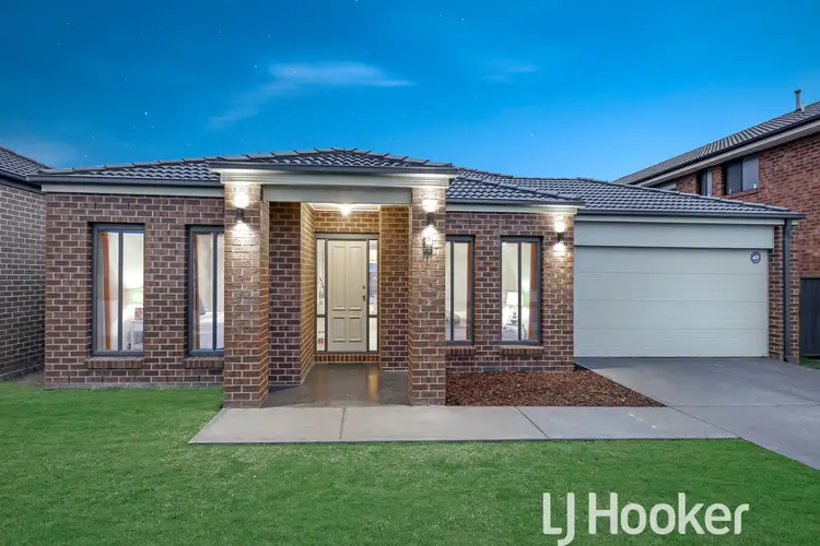8 Willowdale Drive, Cranbourne North VIC 3977