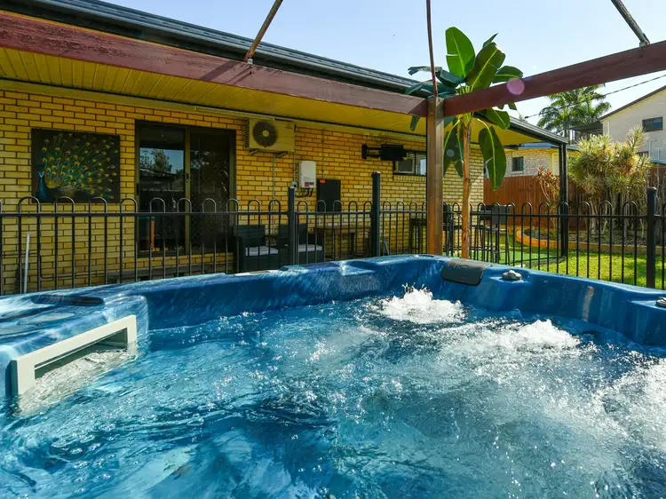 1 Aquarius Street, Clinton QLD 4680